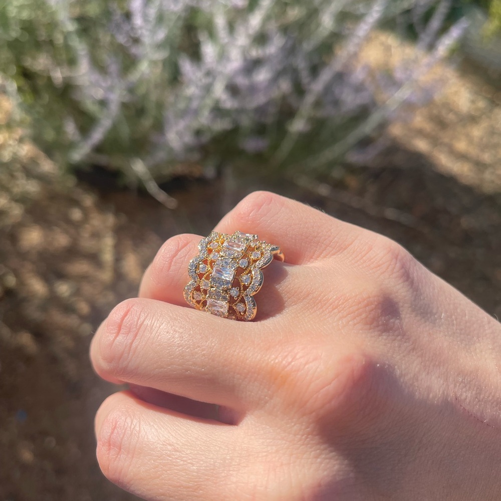 Elegant Gold and Silver Ring - Picture 3 of 4